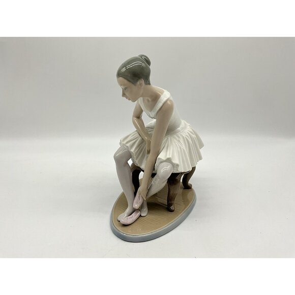 Lladro NAO Figurine Elegant Ballet Ballerina Seated Putting On Slippers No. 387 - Picture 5 of 16